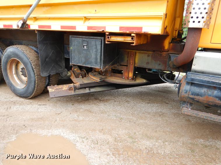 image for item FH9352 2002 International 2554 dump truck