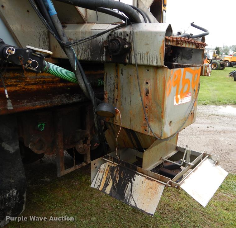 image for item FH9352 2002 International 2554 dump truck