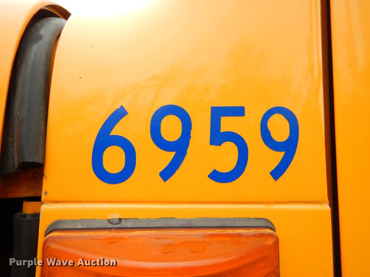 image for item FH9352 2002 International 2554 dump truck