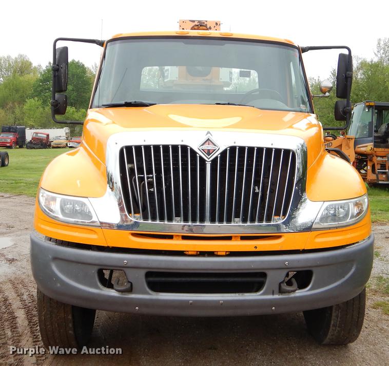 image for item FH9353 2006 International 4400 digger derrick truck