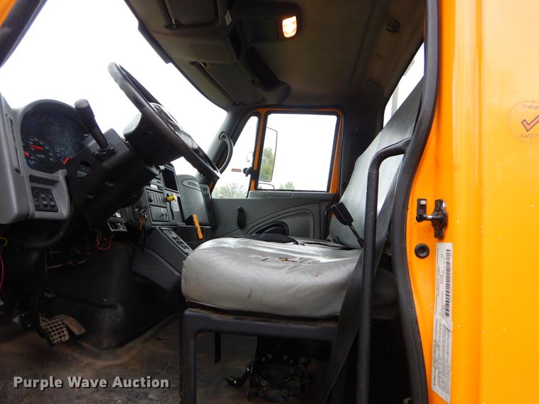 image for item FH9353 2006 International 4400 digger derrick truck