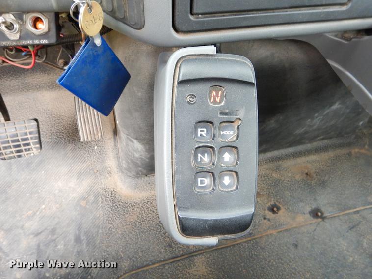 image for item FH9353 2006 International 4400 digger derrick truck