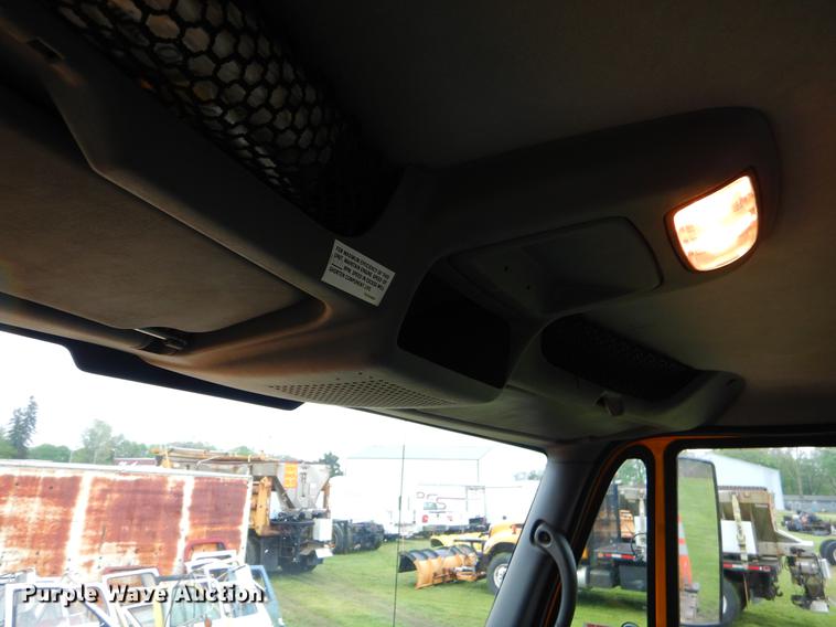 image for item FH9353 2006 International 4400 digger derrick truck