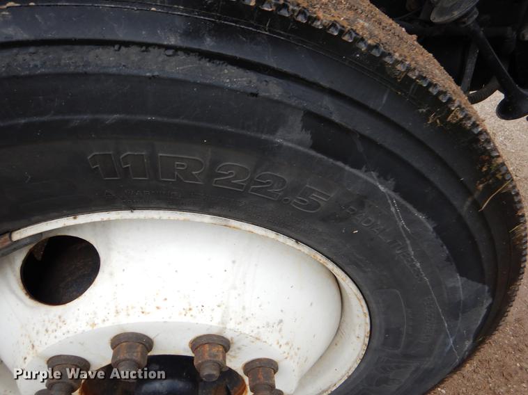 image for item FH9353 2006 International 4400 digger derrick truck