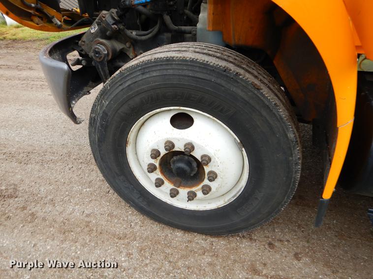 image for item FH9353 2006 International 4400 digger derrick truck