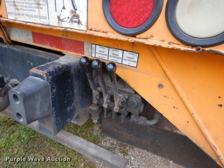 image for item FH9353 2006 International 4400 digger derrick truck