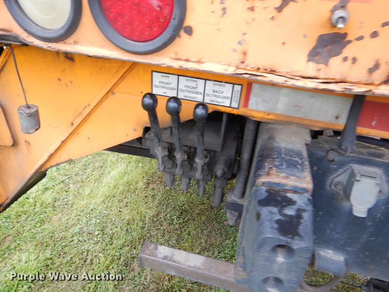 image for item FH9353 2006 International 4400 digger derrick truck