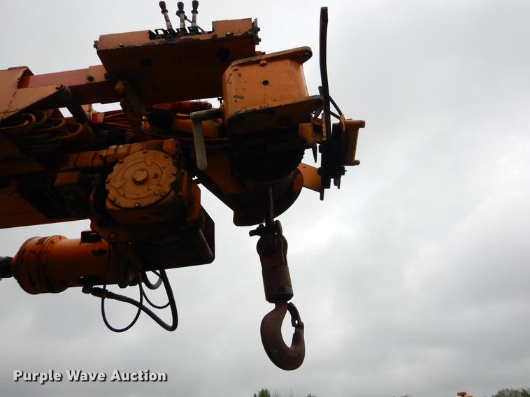 image for item FH9353 2006 International 4400 digger derrick truck