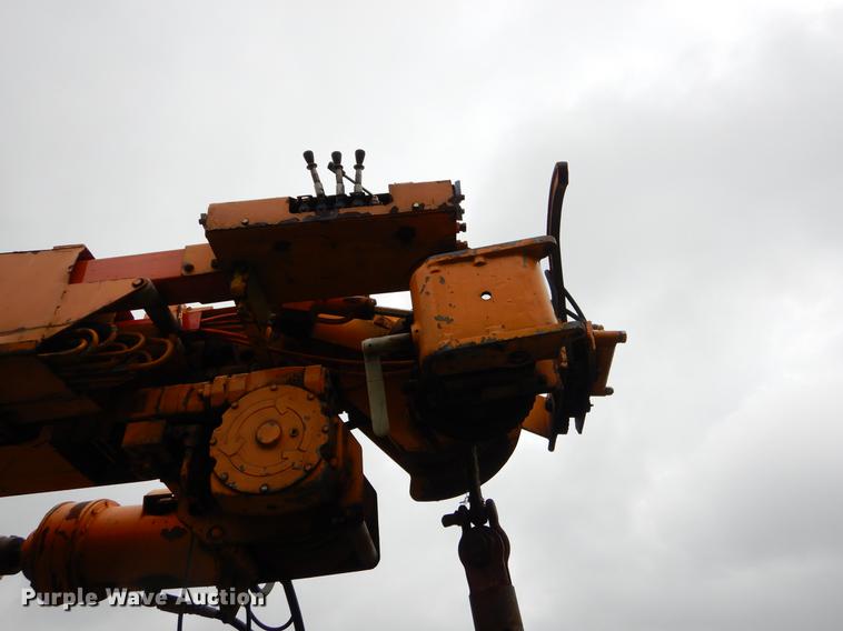 image for item FH9353 2006 International 4400 digger derrick truck