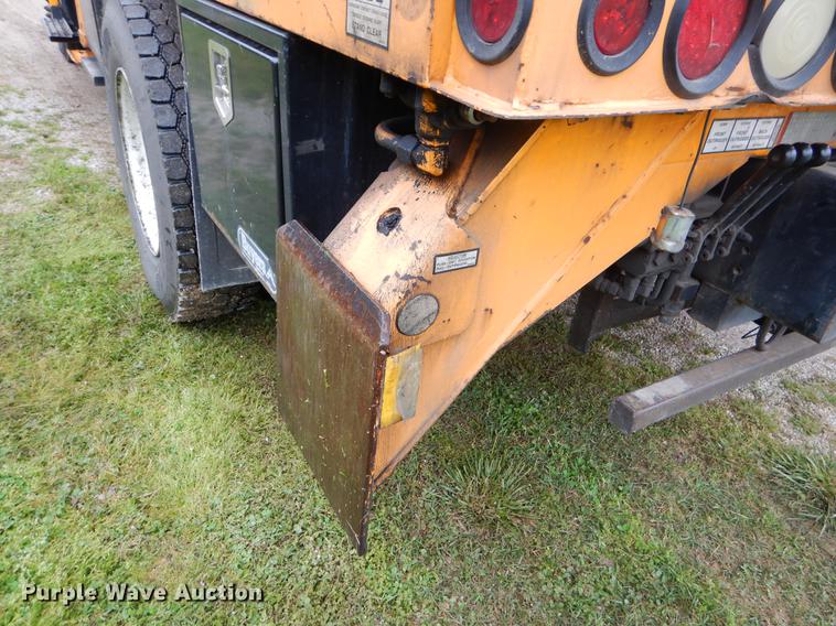 image for item FH9353 2006 International 4400 digger derrick truck