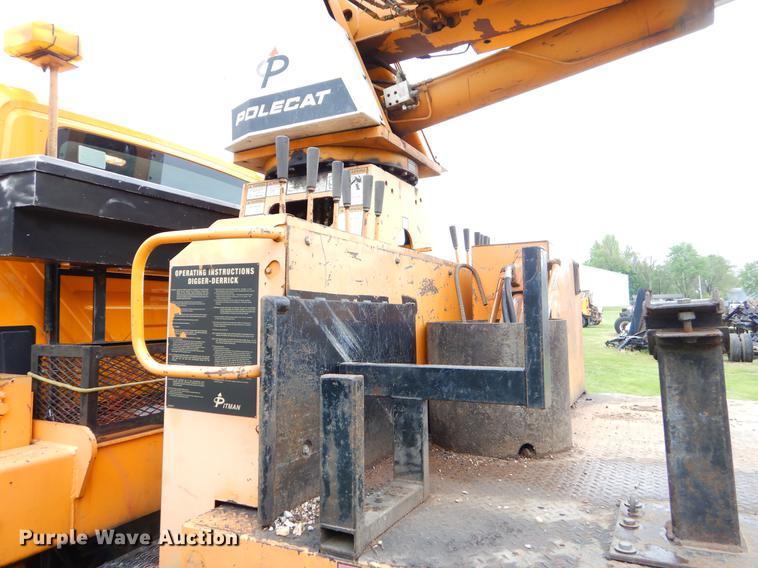 image for item FH9353 2006 International 4400 digger derrick truck