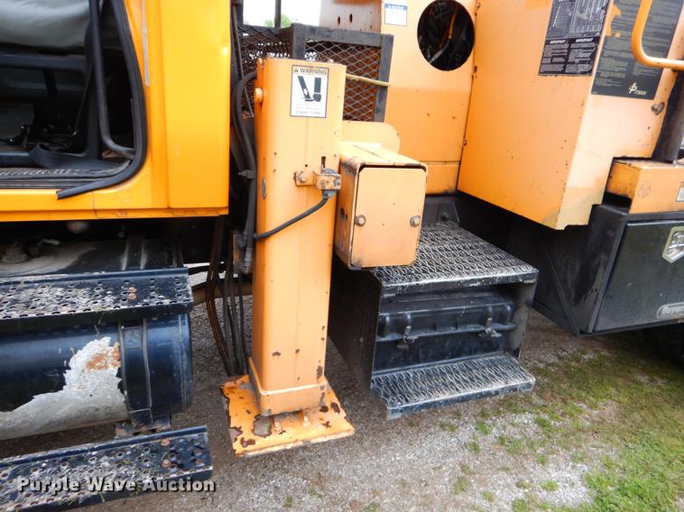 image for item FH9353 2006 International 4400 digger derrick truck