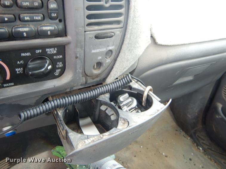 image for item FH9382 2003 Ford F150 pickup truck