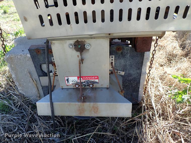 image for item FL9722 Salt Dogg stainless steel spreader