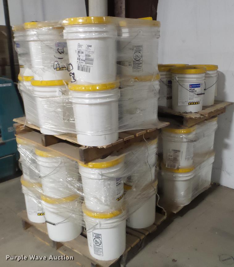 (54) SherwinWilliams traffic paint buckets in Des Moines, IA Item