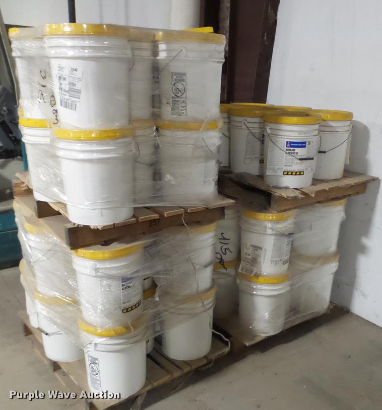 (54) SherwinWilliams traffic paint buckets in Des Moines, IA Item