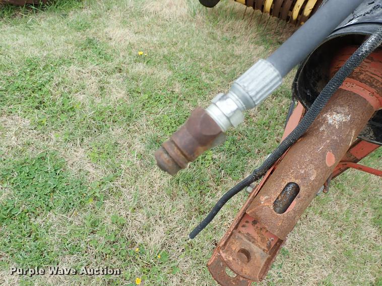 image for item FN9980 1997 New Holland 644 round baler