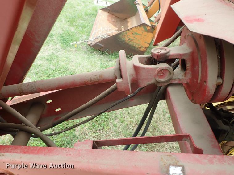 image for item FN9980 1997 New Holland 644 round baler