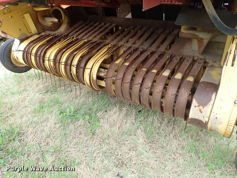 image for item FN9980 1997 New Holland 644 round baler