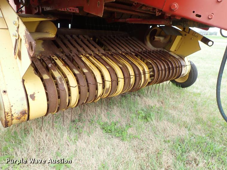 image for item FN9980 1997 New Holland 644 round baler