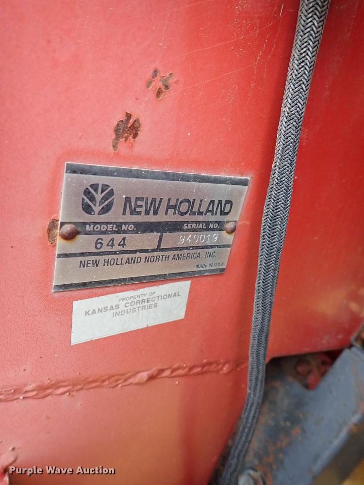 image for item FN9980 1997 New Holland 644 round baler