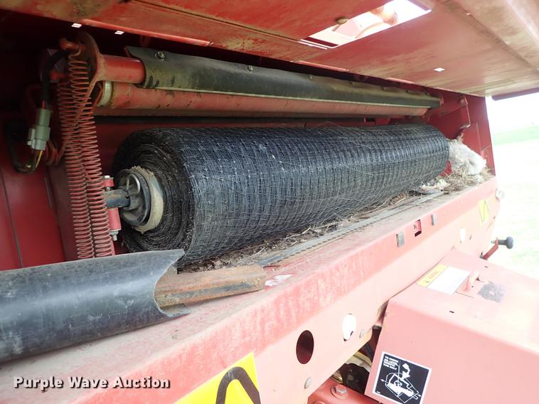 image for item FN9980 1997 New Holland 644 round baler