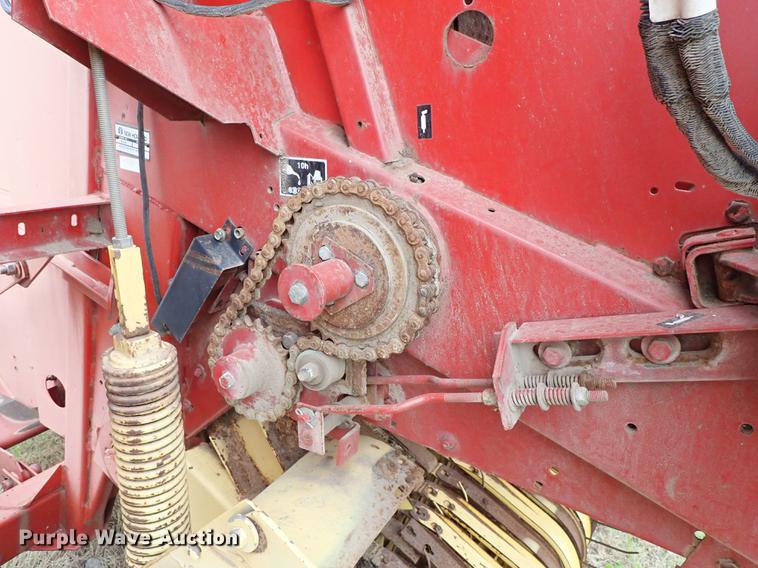 image for item FN9980 1997 New Holland 644 round baler