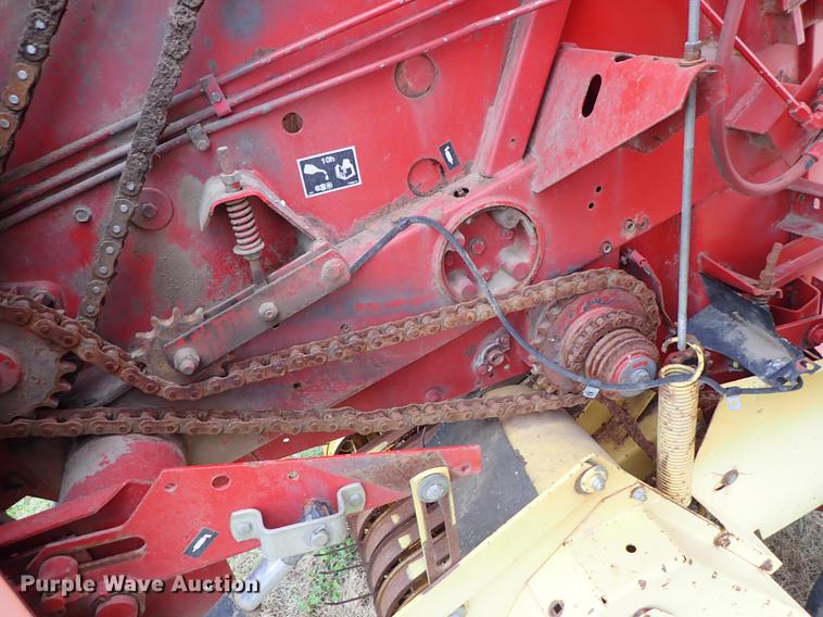 image for item FN9980 1997 New Holland 644 round baler