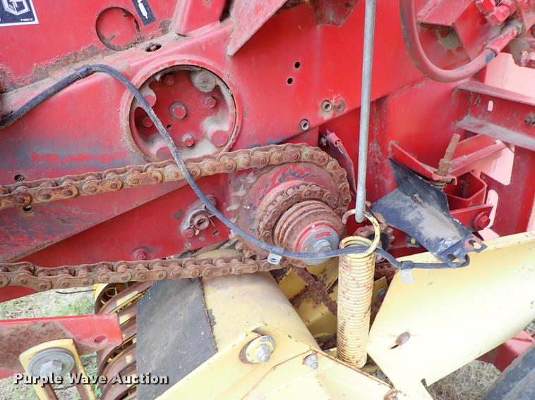 image for item FN9980 1997 New Holland 644 round baler