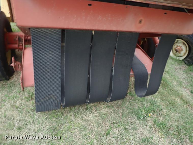 image for item FN9980 1997 New Holland 644 round baler