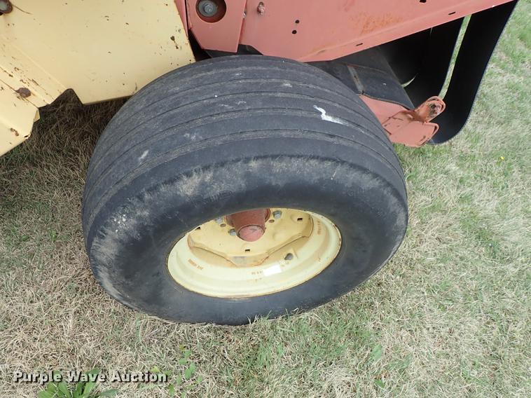 image for item FN9980 1997 New Holland 644 round baler