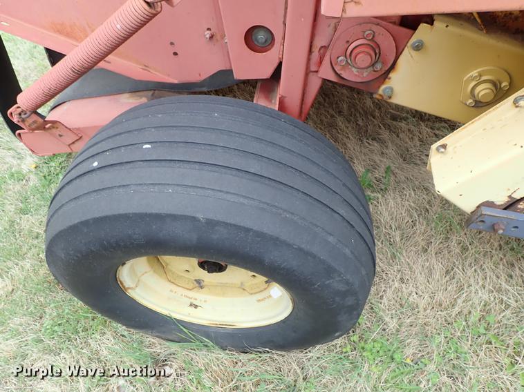 image for item FN9980 1997 New Holland 644 round baler