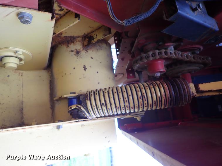 image for item FN9980 1997 New Holland 644 round baler