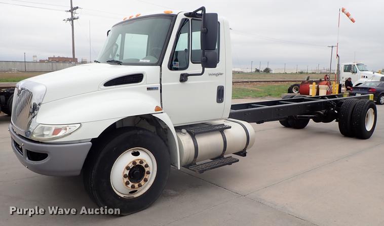 image for item FN9981 2014 International DuraStar 4300 truck cab and chassis