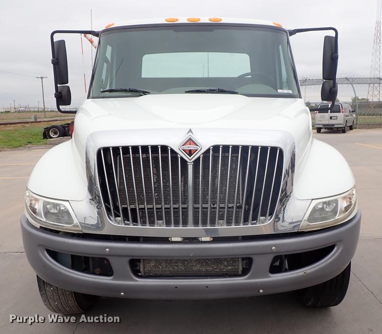 image for item FN9981 2014 International DuraStar 4300 truck cab and chassis