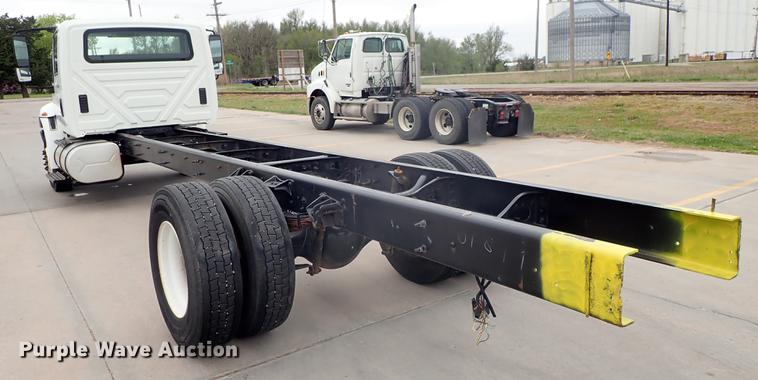 image for item FN9981 2014 International DuraStar 4300 truck cab and chassis