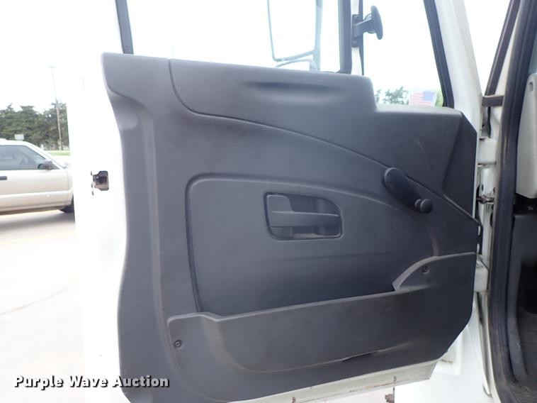 image for item FN9981 2014 International DuraStar 4300 truck cab and chassis