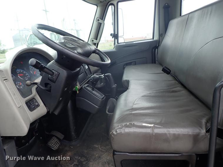 image for item FN9981 2014 International DuraStar 4300 truck cab and chassis