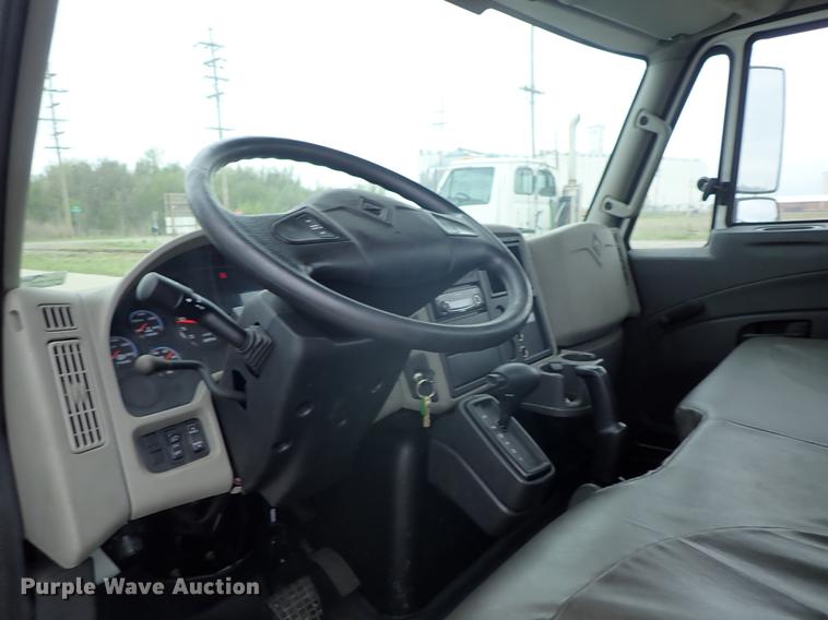 image for item FN9981 2014 International DuraStar 4300 truck cab and chassis