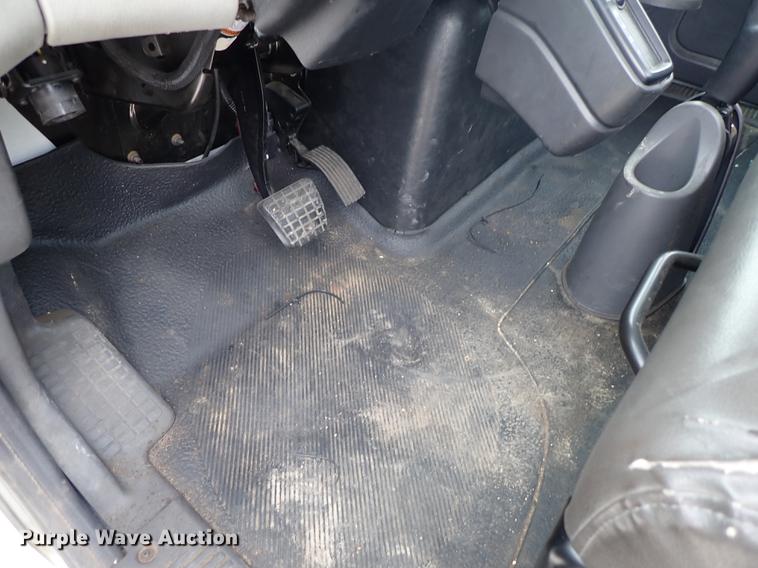 image for item FN9981 2014 International DuraStar 4300 truck cab and chassis