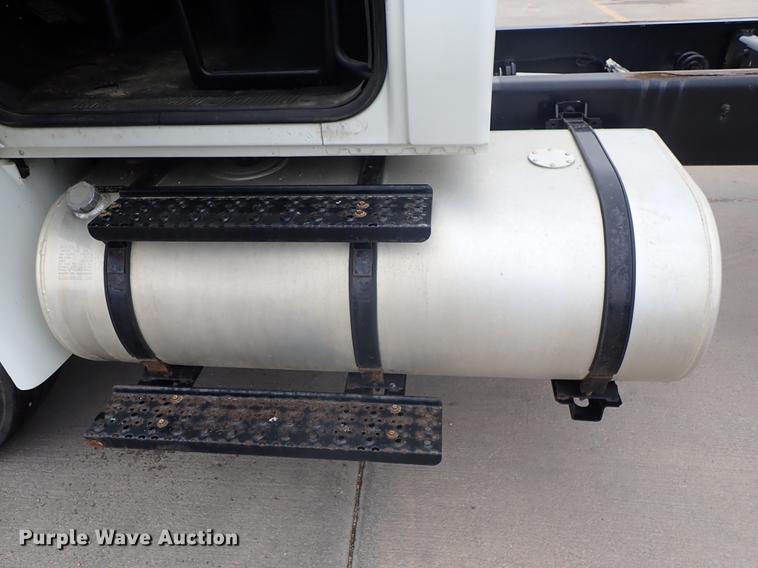 image for item FN9981 2014 International DuraStar 4300 truck cab and chassis