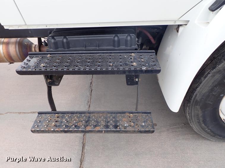 image for item FN9981 2014 International DuraStar 4300 truck cab and chassis