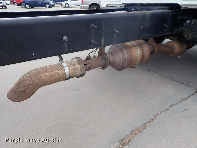 image for item FN9981 2014 International DuraStar 4300 truck cab and chassis