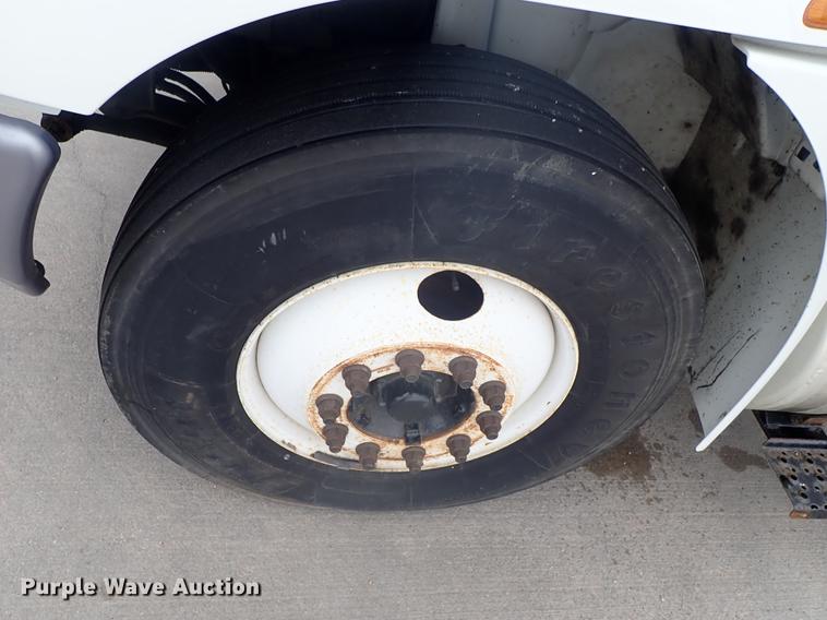 image for item FN9981 2014 International DuraStar 4300 truck cab and chassis