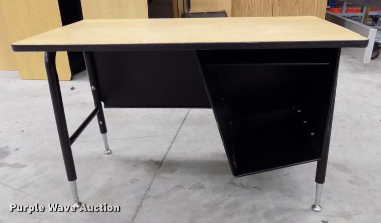 image for item FO9791 Approximately 33 desks