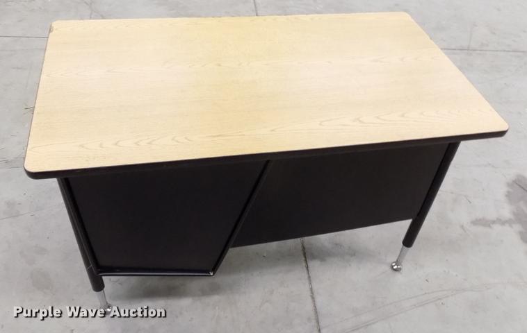 image for item FO9791 Approximately 33 desks