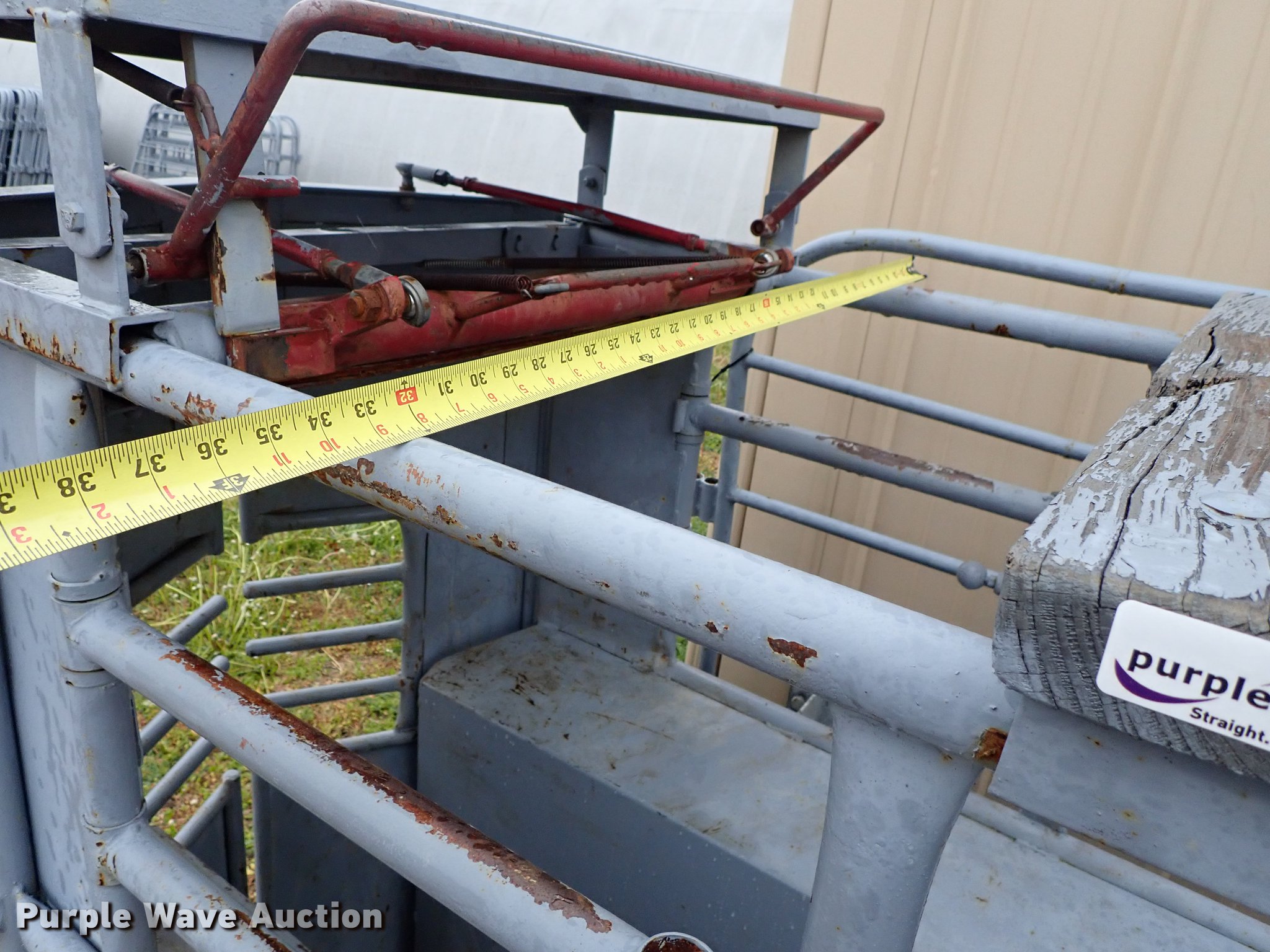 WW roping and alley chute in Hutchinson, KS | Item FL9738 sold | Purple