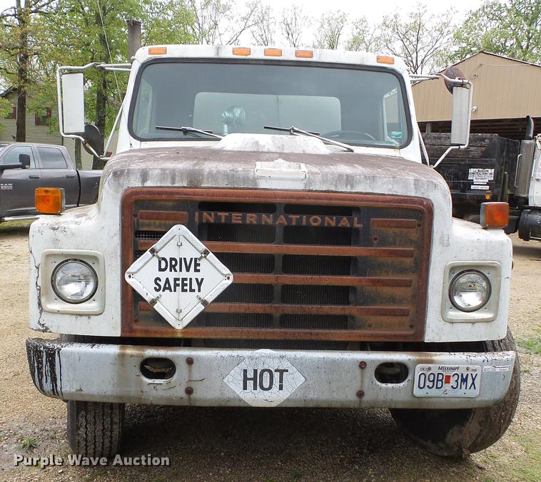 image for item CD9617 1984 International S1900 oil distributor truck