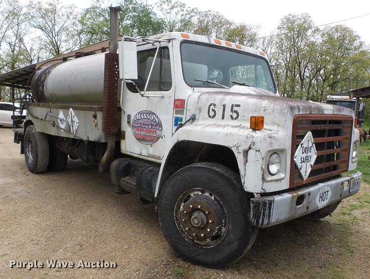 image for item CD9617 1984 International S1900 oil distributor truck