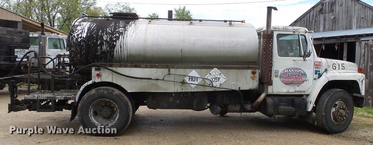 image for item CD9617 1984 International S1900 oil distributor truck